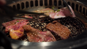 手在烤肉bbq或海鲜11秒视频