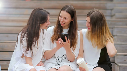 年轻积极女孩的生活方式自拍肖像玩乐和自拍友谊和乐趣视频