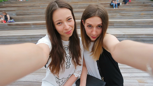两个年轻积极的女人开心和自拍的生活方式自拍肖像友谊视频