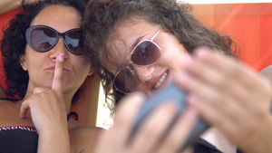 暑假期间母亲和女儿度假自拍21秒视频