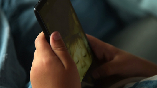 儿童使用手机自拍视频