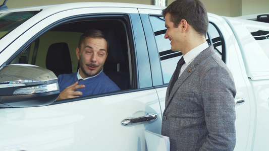英俊的买家和汽车卖家拍自拍视频
