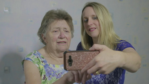 中年妇女与母亲的自拍25秒视频