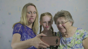 三代妈妈奶奶小女孩自拍13秒视频