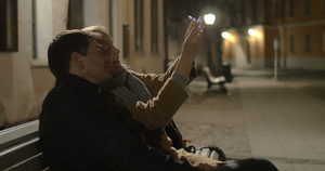 快乐的情侣在晚上街上拍自拍21秒视频