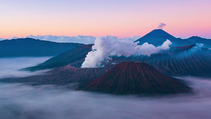 日出时云中美丽的火山延时15秒视频