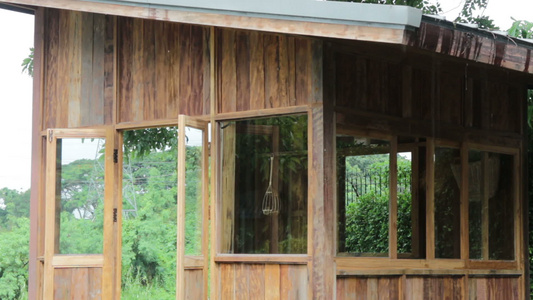 雨天的自然友好小屋视频