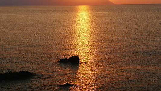 黄金在海面上日出视频