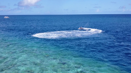 蓝色海洋和接近冲浪的白沙背景的海洋环礁湖海滩旅行的视频