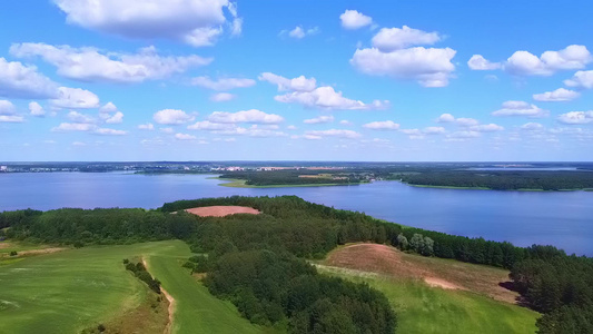 从高到蓝天空和大湖的美景视频