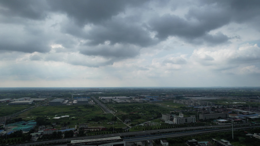 4K航拍恶劣天气乌云密布暴雨前视频