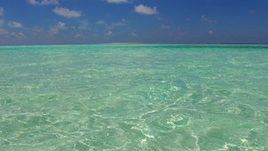 沙洲附近有亮沙背景的蓝海热带旅游海滩夏季景观12秒视频