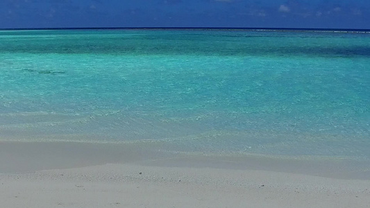 在礁石附近白沙背景的绿松石海中复制豪华海景海滩冒险视频