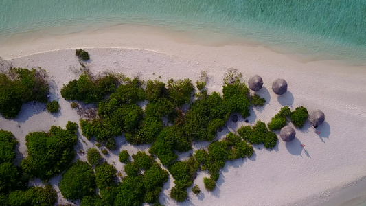 阳光明媚的海滨风景美景沙巴附近有蓝绿水和白沙背景的视频