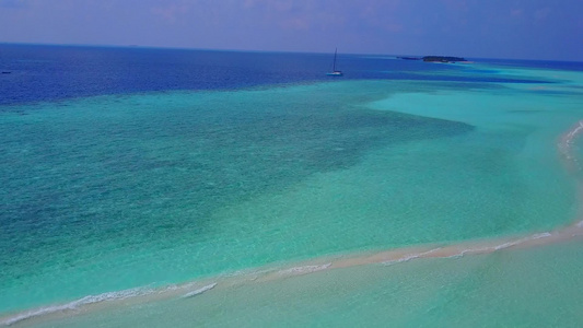 蓝绿水和沙滩附近的白沙土背景的完美环礁湖海滩旅行旅游视频