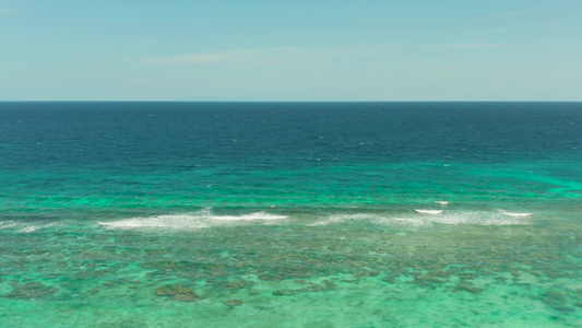 蓝海和环礁湖热带景观视频