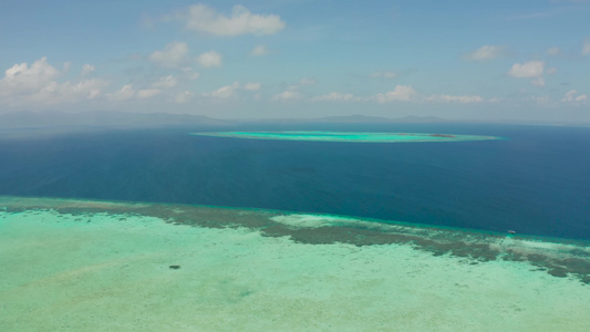 蓝海中有珊瑚礁和环礁巴拉巴克巴勒万菲利平斯的海景视频