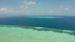 蓝海中有珊瑚礁的海景17秒视频