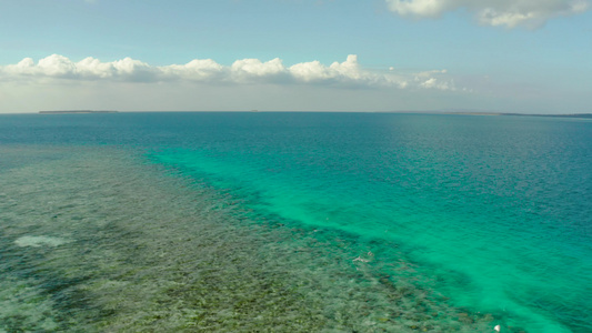 蓝海和环礁湖热带景观视频