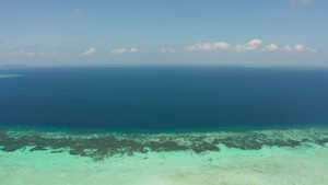 蓝海中有珊瑚礁和环礁巴拉巴克巴勒万菲利平斯的海景16秒视频