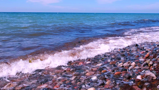 黄海的岩石海岸和波浪击打德国费曼岛的石块之岛视频