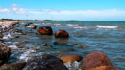 黄海的岩石海岸和波浪击打德国费曼岛的石块之岛视频