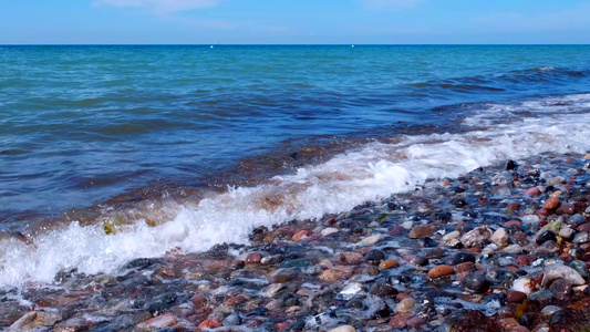 黄海的岩石海岸和波浪击打德国费曼岛的石块之岛视频