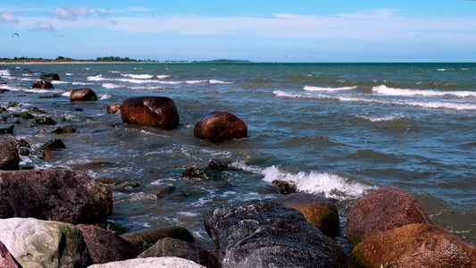 黄海的岩石海岸和波浪击打德国费曼岛的石块之岛视频