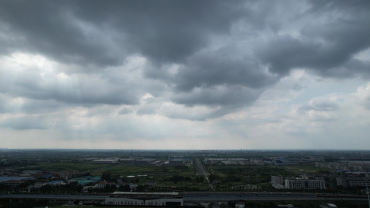 4K航拍恶劣天气乌云密布暴雨前视频