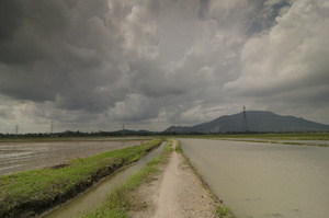 傍晚时落下云雨有铅路通向山丘15秒视频