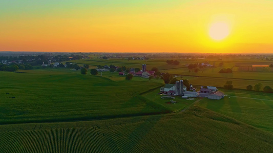 在宾夕法尼亚的Amish农地上空日落时空视频