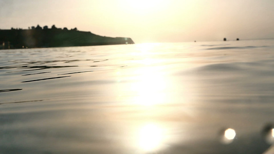 在水中的日落缓慢运动视频
