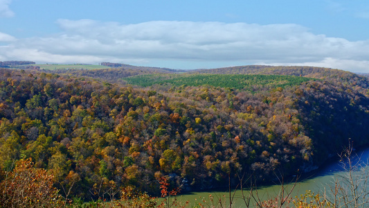 山边和河边的秋天风景视频