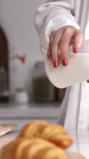 倒牛奶做早餐10秒视频