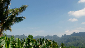 与蓝色天空相对的山地间冥想风景27秒视频