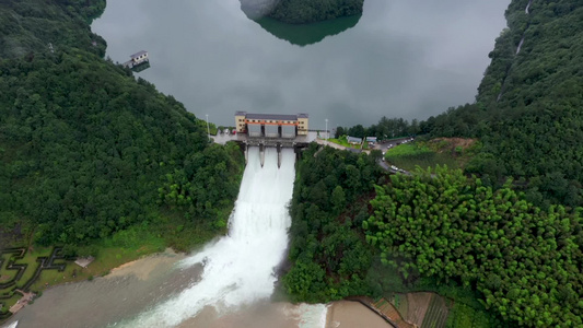 金华安地水库泄洪云海航拍视频