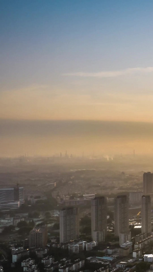 航拍晨曦太阳升起城市苏醒城市天际线延时摄影9秒视频