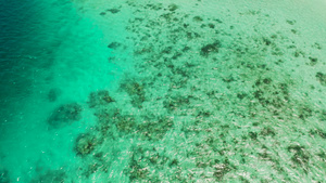 环礁湖中透明的蓝色海水15秒视频