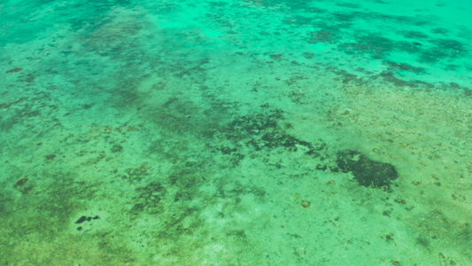 环礁湖中透明的蓝色海水视频