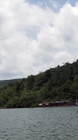 游玩水上泛舟水上乐园27秒视频