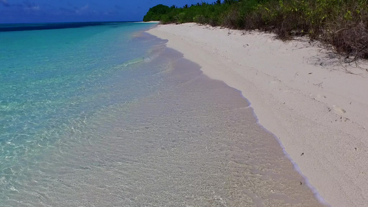 阳光下白沙背景透明海的海洋海滨海滩航行空荡荡的全景视频