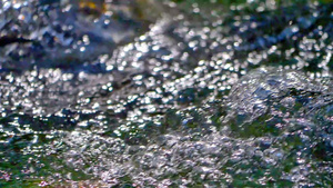 清澈的溪水湍急28秒视频