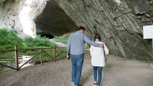 一对夫妇走进一个大洞穴34秒视频
