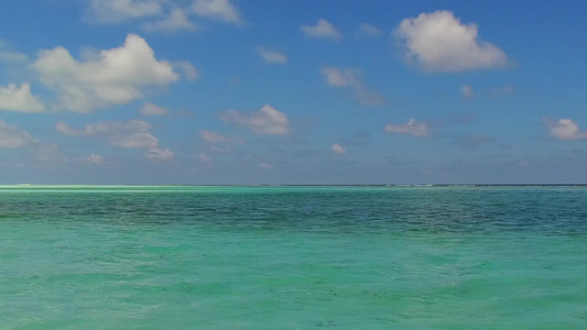 通过透明泻湖和靠近波浪的白色沙滩背景关闭天堂岛海滩视频