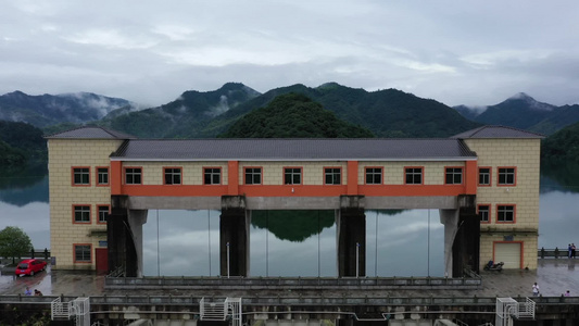 金华安地水库泄洪云海航拍视频