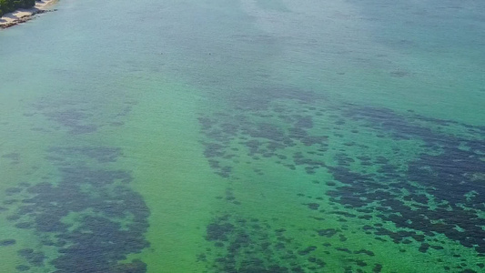 日落前白沙背景浅海美丽度假海滩的空荡荡旅游视频