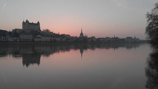 山丘镇天线日落时有城堡和教堂在洛瓦尔河上视频