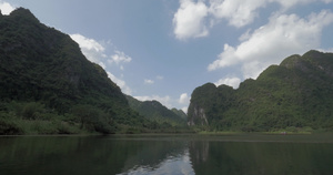 旅游者乘船前往观赏山景10秒视频