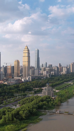 航拍城市蓝天白云晴朗天空自然天气江景地标建筑天际线高楼素材江景素材58秒视频