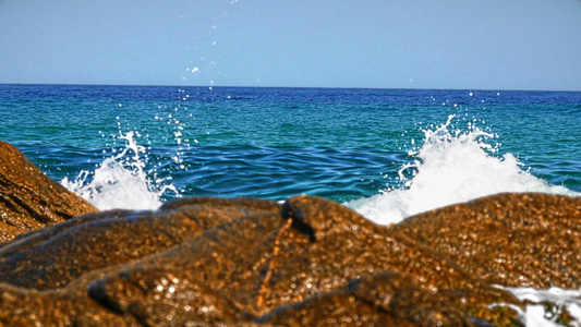 海中岩石上坠落的海浪视频